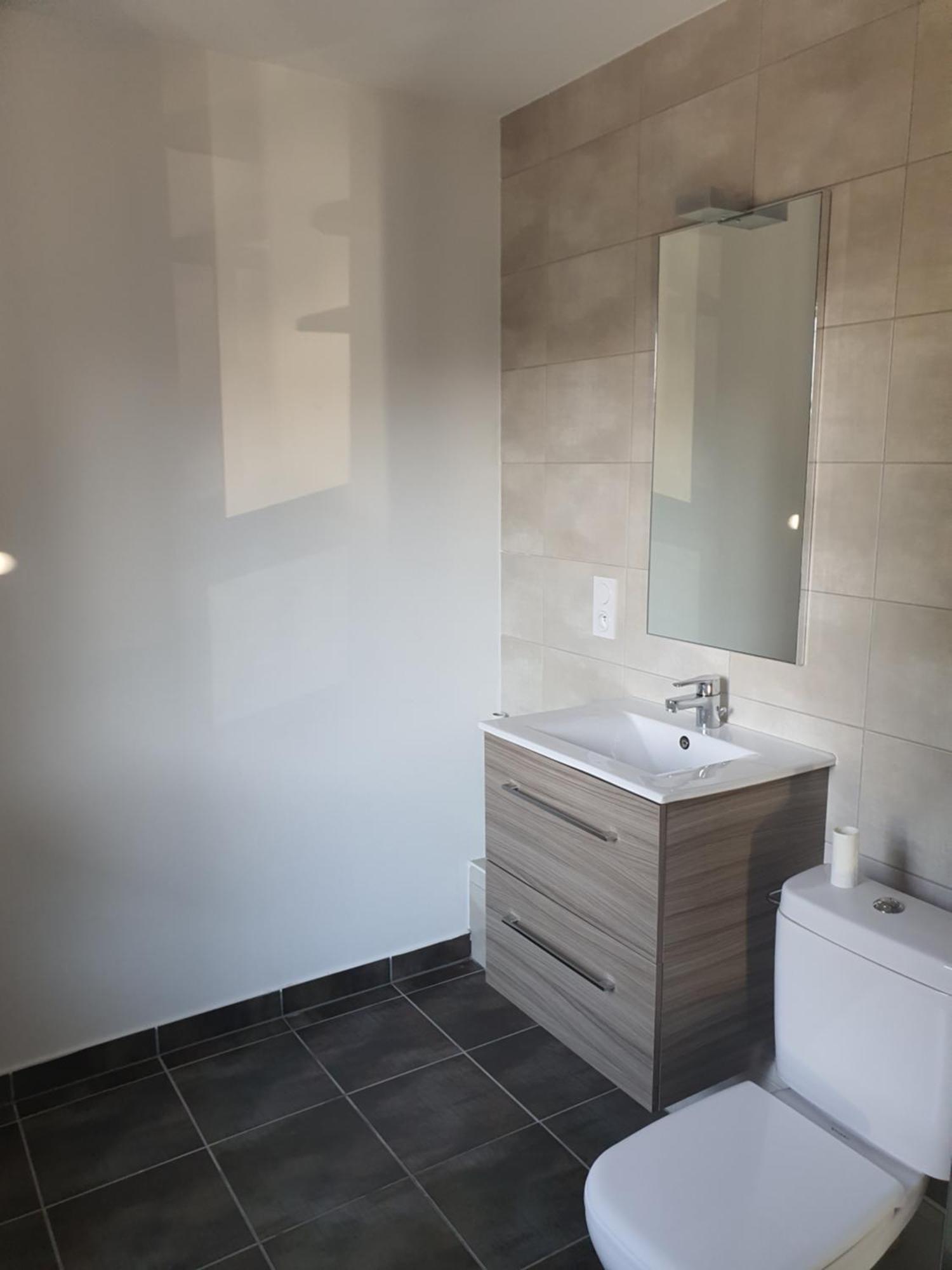 Appartement F2 *